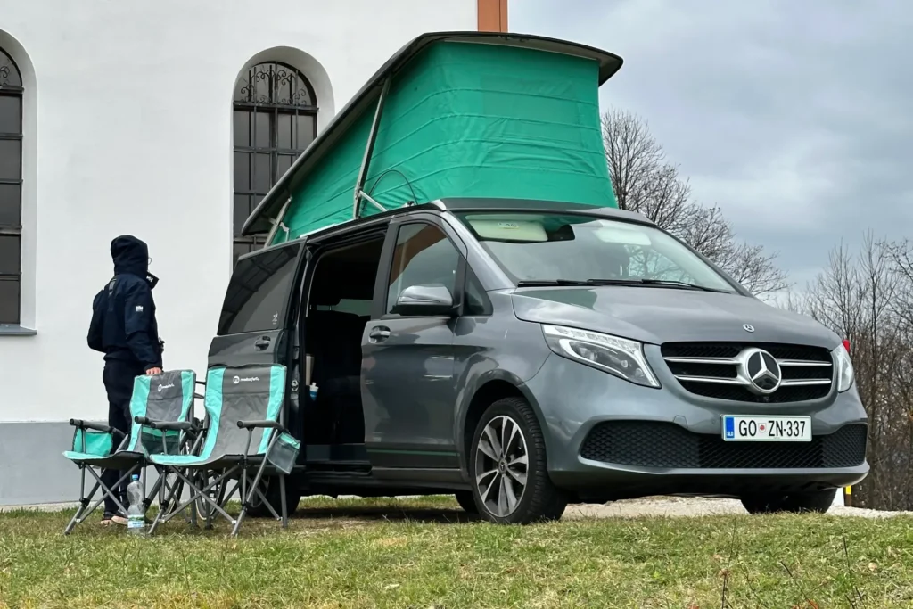 najem_avtodoma_marco_polo_mercedes_zunanjost_dvignjena_streha