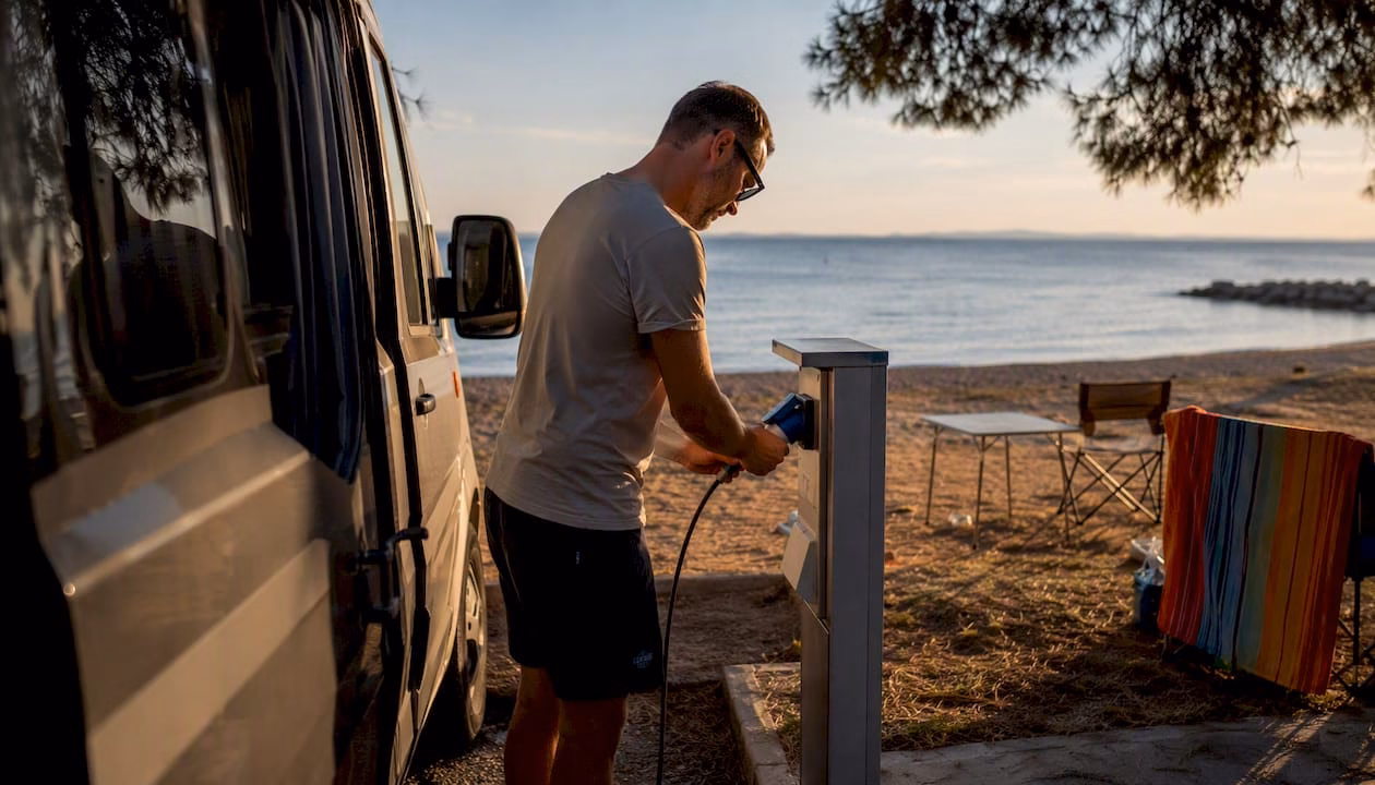 Pri kampu Adria lahko parkirate svoj avtodom tik ob priključku za elektriko, le nekaj korakov stran pa vas čaka čudovita plaža.
