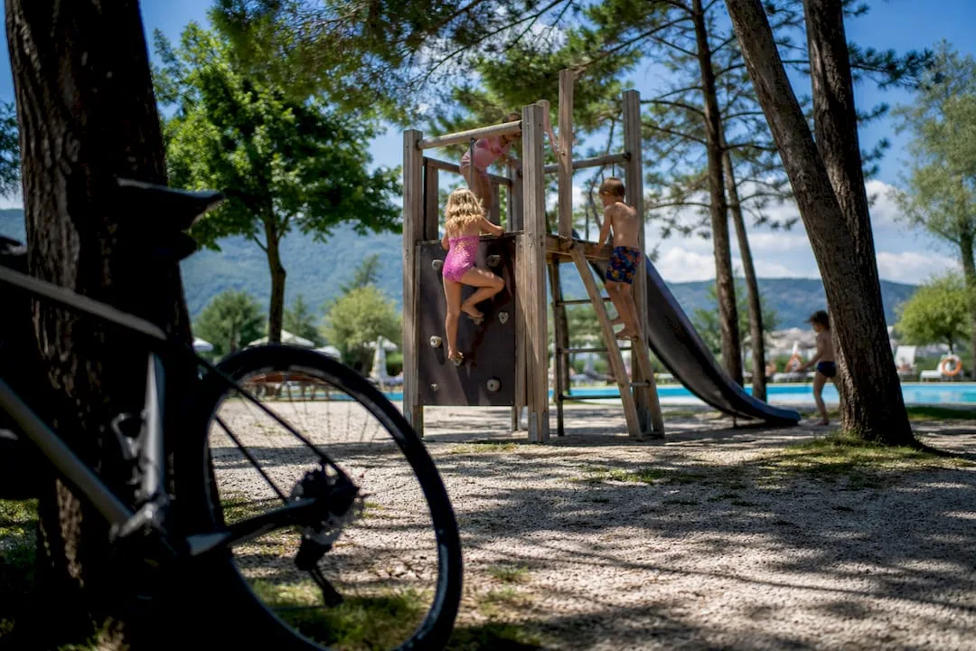 Otroško igrišče in bazenski kotiček v River Campingu Bled sta kot nalašč za sproščene družinske dni na svežem zraku.