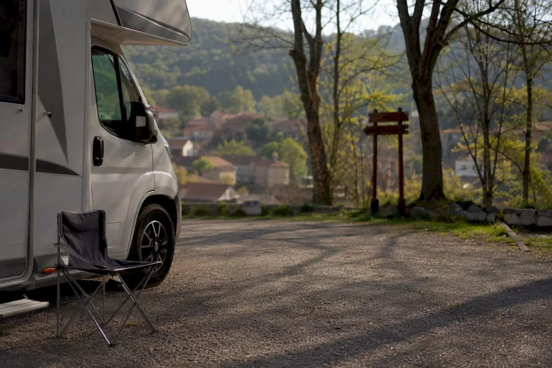 Campervan parkiran na uradnem kampu na Balkanu