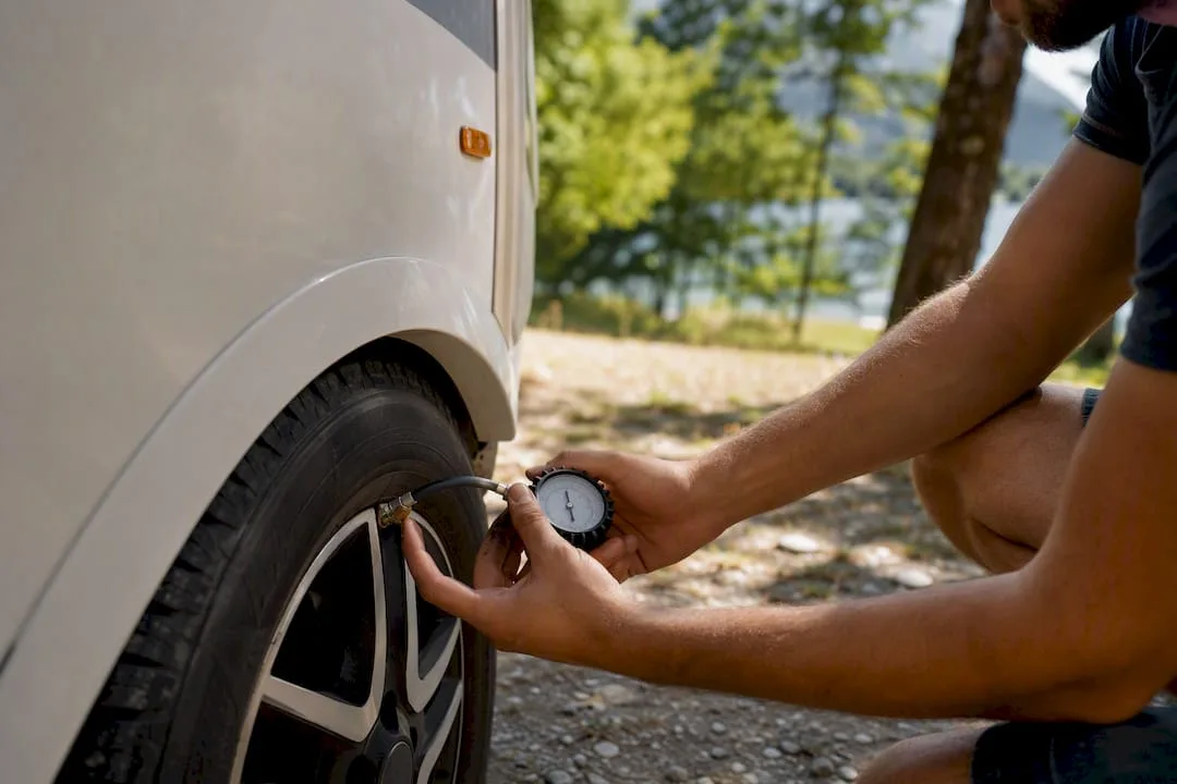 Roke, ki preverjajo tlak v pnevmatikah campervana