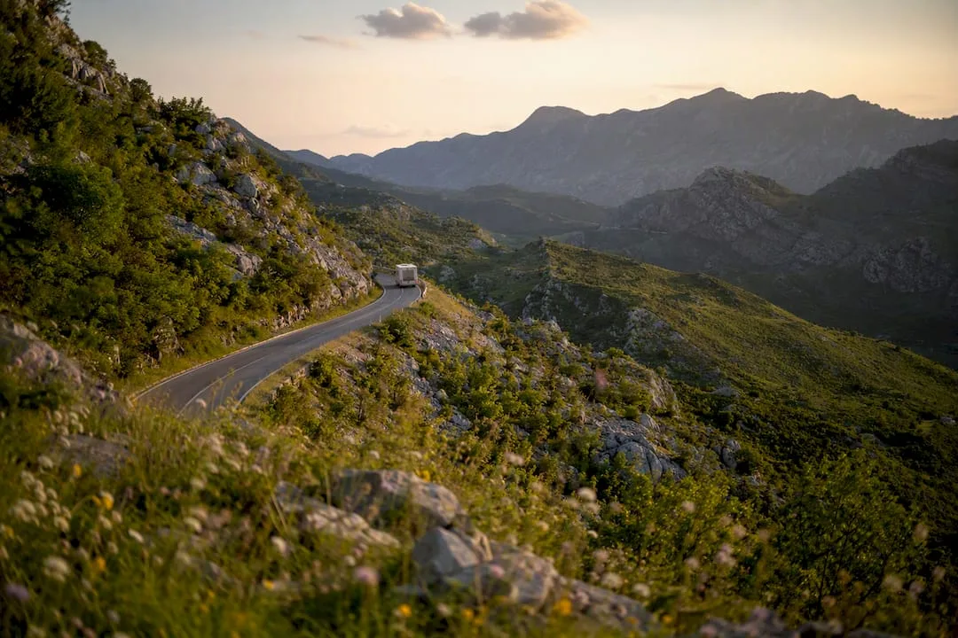 Razgibana gorska cesta na Balkanu za potovanje s campervanom