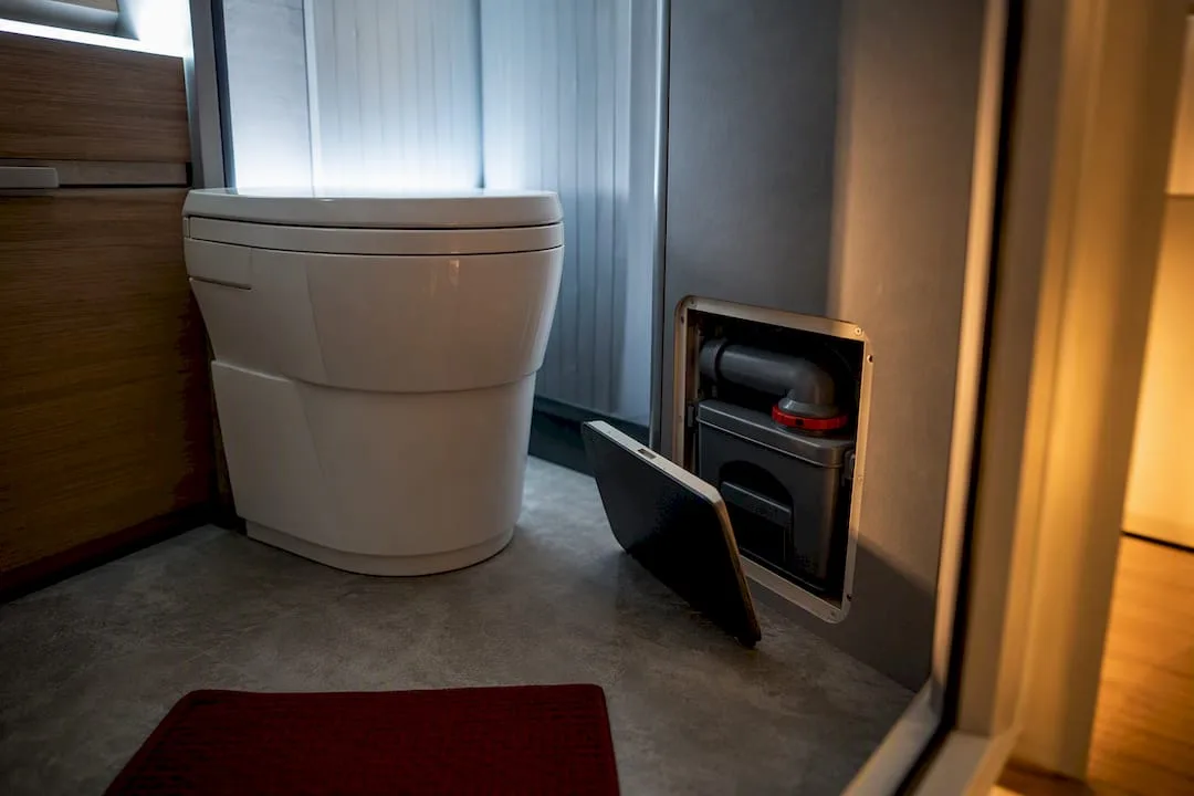 Fiksno kasetno stranišče z vidnim ventilom