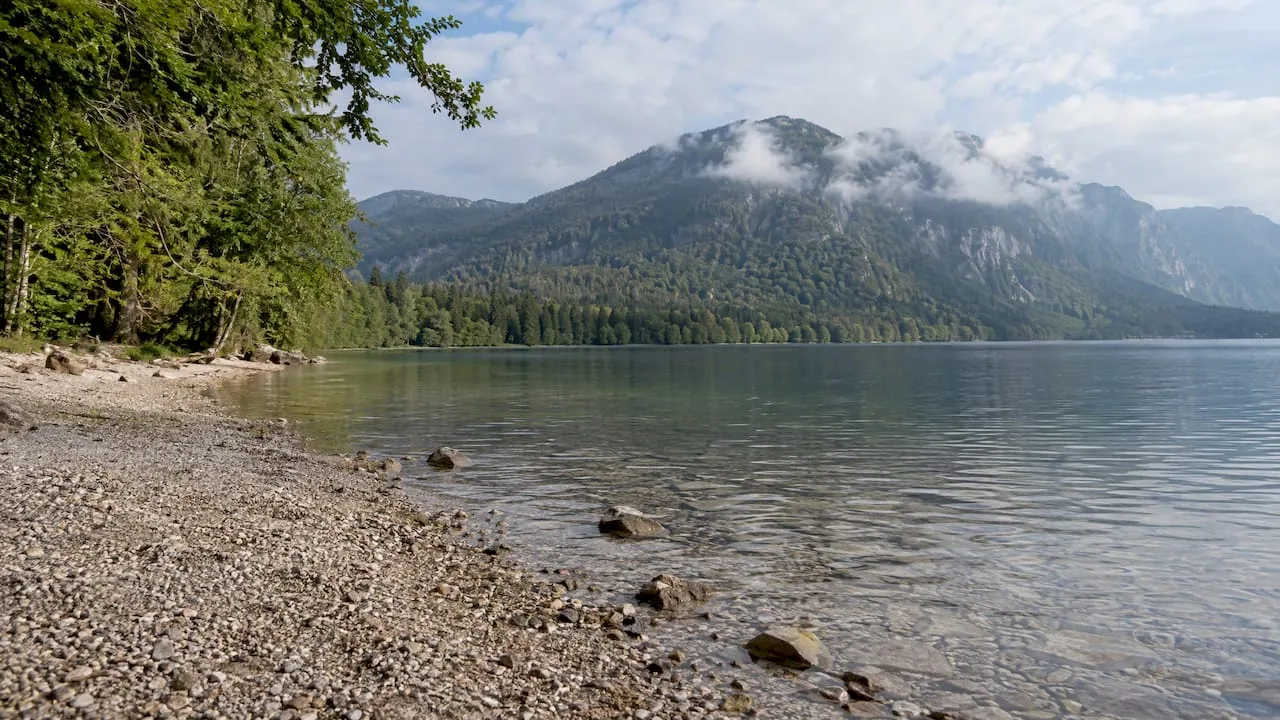 Plaža kampa Bohinj ob obali jezera