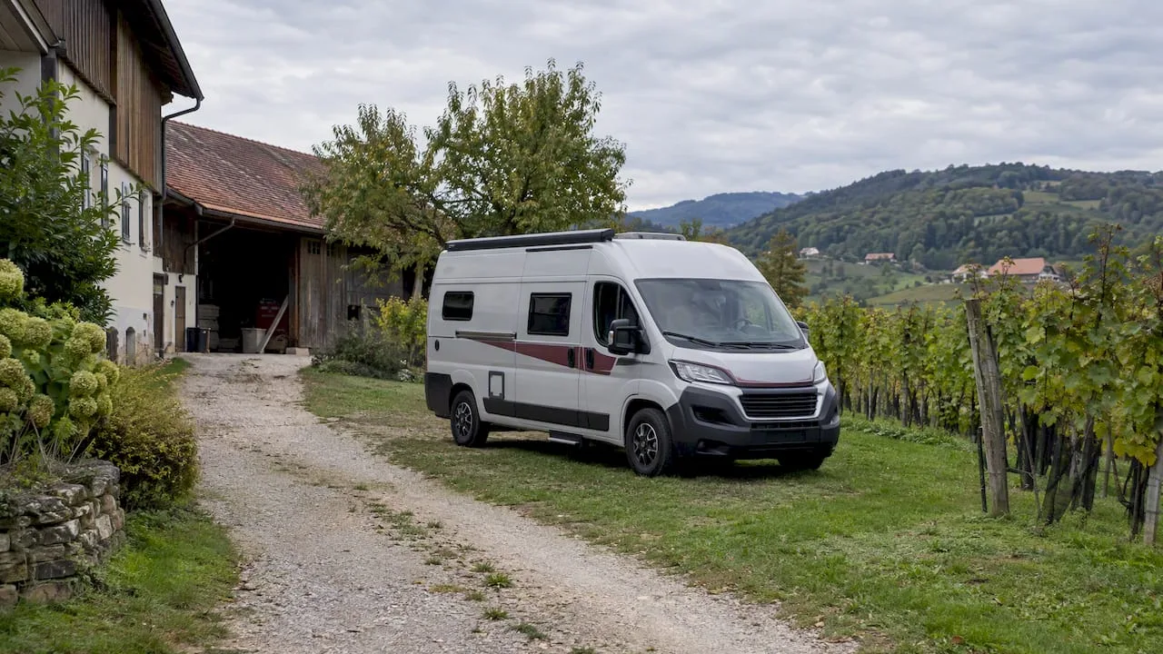 Avtodom na gostinskem prostoru ob vinogradu